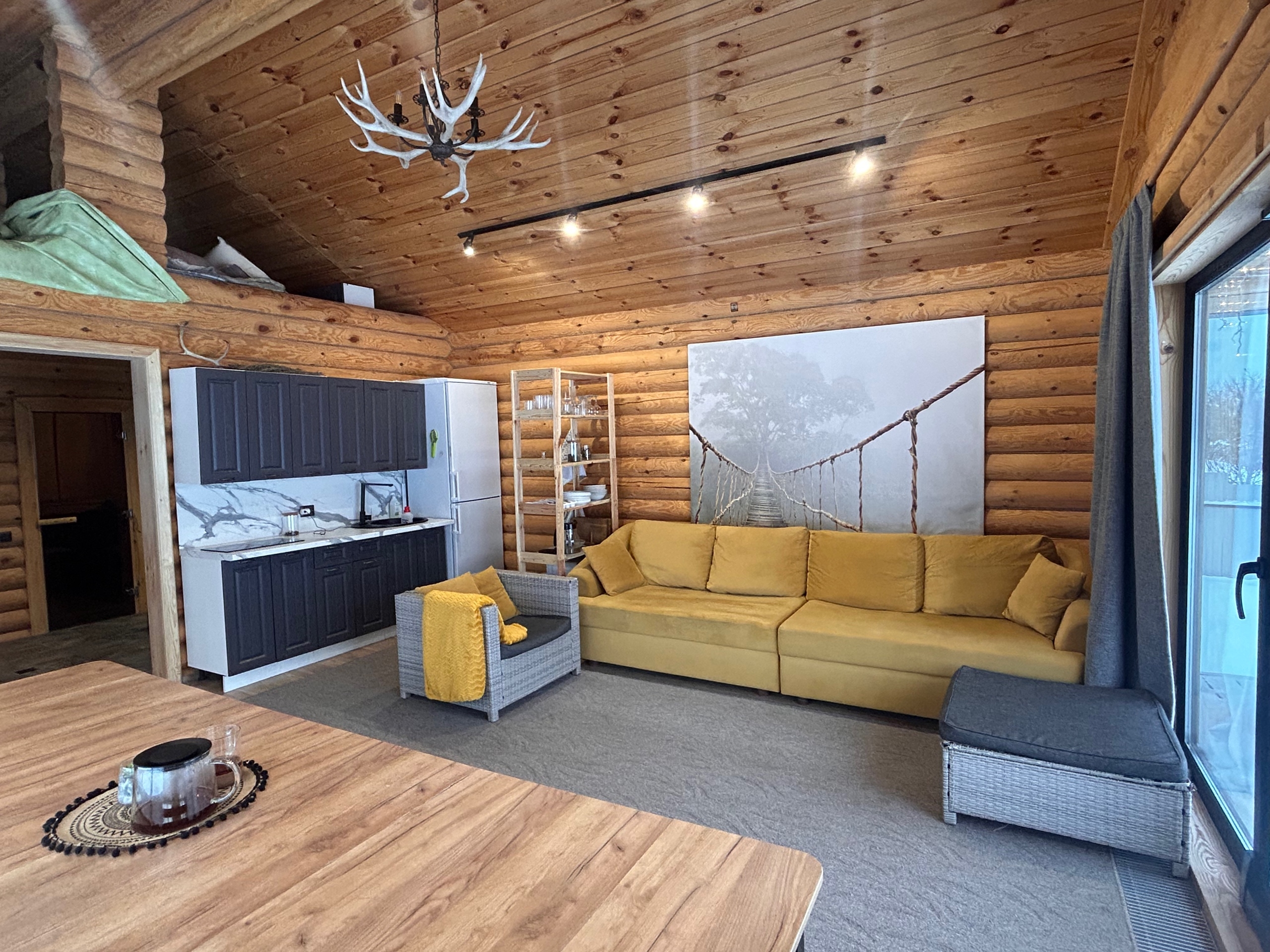 Отдых для большой компании на берегу реки с баней и чаном. Дорого, но со вкусом 